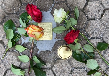 Erinnerung wachhalten: 16 neue Stolpersteine in Saarlouis verlegt